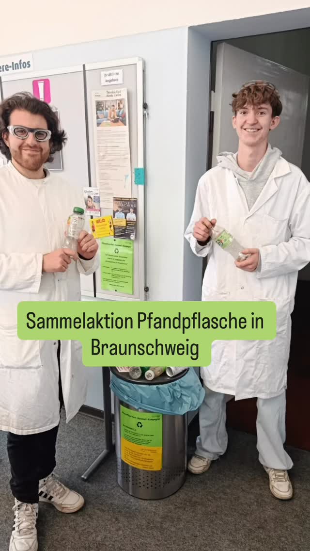 Teil 2 der #Pfandflaschen Einnahmen gingen an eine Kita bei uns im Eck in #Braunschweig! @kita_hoefenstrasse_bs 

Zwei Töpfe mit bunter Straßenmalkreide konnten wir übergeben - jetzt freuen wir uns auf viele Kunstwerke!🖍️ 😃

#pfandflaschenaktion  #tuegutesundsprichdarüber #wirbildenaus #pta #bta #cta #kosmetik #derbestemixauspraxisundtheorie #zukunftstarten #gesundheitsberufe #apotheke #labor #naturwissenschaften #analytik #umwelt #biowissenschaften #lüneburg #niedersachen