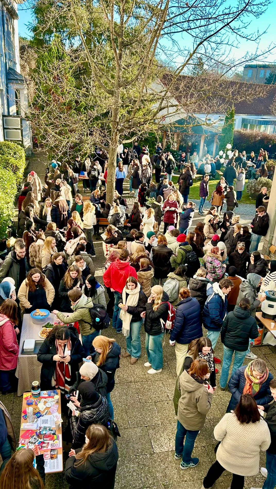 #Winterfest in #Braunschweig !❄️☀️🎄🎶🎸🎤
Von Azubis für Azubis! 🤩 Das waren richtig tolle gemeinsame Stunden mit Gesang, vielen Köstlichkeiten, Spielen, Basteleien und jede Menge guter Laune! 🤩🤩 Jetzt können die Weihnachtsferien, Weihnachten und das neue Jahr kommen!🌟💫🎄🎆
Dicken Dank an alle Mitwirkenden! 🙏🏻 Ohne euer Engagement geht so etwas nicht. Richtig gut!
#schöneferien #guteerholung #ihrhabteseuchverdient #wirbildenaus #derbestemixauspraxisundtheorie #pta #bta #cta #kosmetik #lüneburg #niedersachsen #apotheke #forschung #umwelt #gesundheit