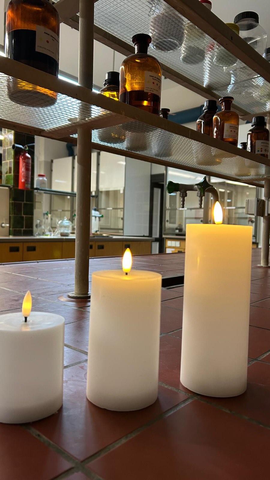 🕯️🕯️🕯️Einen schönen 3. Advent wünschen wir euch aus unserem #Chemielabor in #Braunschweig! 🤩🧪⚗️
In 10 Tagen ist #Weihnachten 🎄! Verrückt, wie die Zeit verfliegt. Noch eine volle Arbeits- und Lernwoche liegt vor uns, da geht nochmal richtig was 🤩 und dann sind erstmal #Weihnachtsferien. 🔔
#wirbildenaus #CTA #chemischtechnischeassistenten #bta #biologischtechnischeassistenten #pta #phamazeutischtechnischerassistent #Kosmetik #staatlichgeprüft #niedersachsen #lüneburg #derbestemixauspraxisundtheorie #berufsorientierung #ausbildungmitzukunft #labor #forschung #naturwissenschaften #apotheke #gesundheit #gesundheitsberufe #kosmetikinstitut #gesundehaut #gesundeernährung