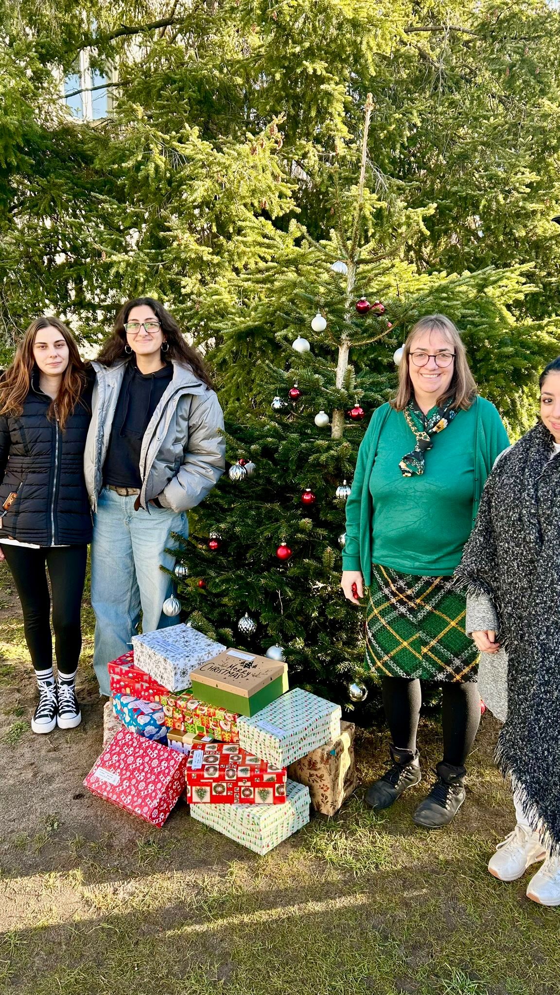 🎄🎁 #Weihnachtspäckchen für bedürftige #Kinder in #Braunschweig 🎁🎄
Von unseren #Auszubildenden für #Kinder. @paeckchen.bs 🤩💫
Für die einen ist der Dezember eine ganz besonders stimmungsvolle Zeit, für andere einer der schwersten Monate im Jahr. Es ist absolut großartig, dass sich unsere Auszubildenden in Braunschweig und #Lüneburg für diejenigen einsetzen, die es im Dezember vielleicht nicht so leicht haben! 🙏🏻
#wirbildenaus #tuegutesundrededarüber #ausbildungmitzukunft #derbestemixauspraxisundtheorie #pta #bta #cta #kosmetik #gesundheit #forschung #apotheke #MINT #naturwissenschaften #kosmetikinstitut #karriere #beratung