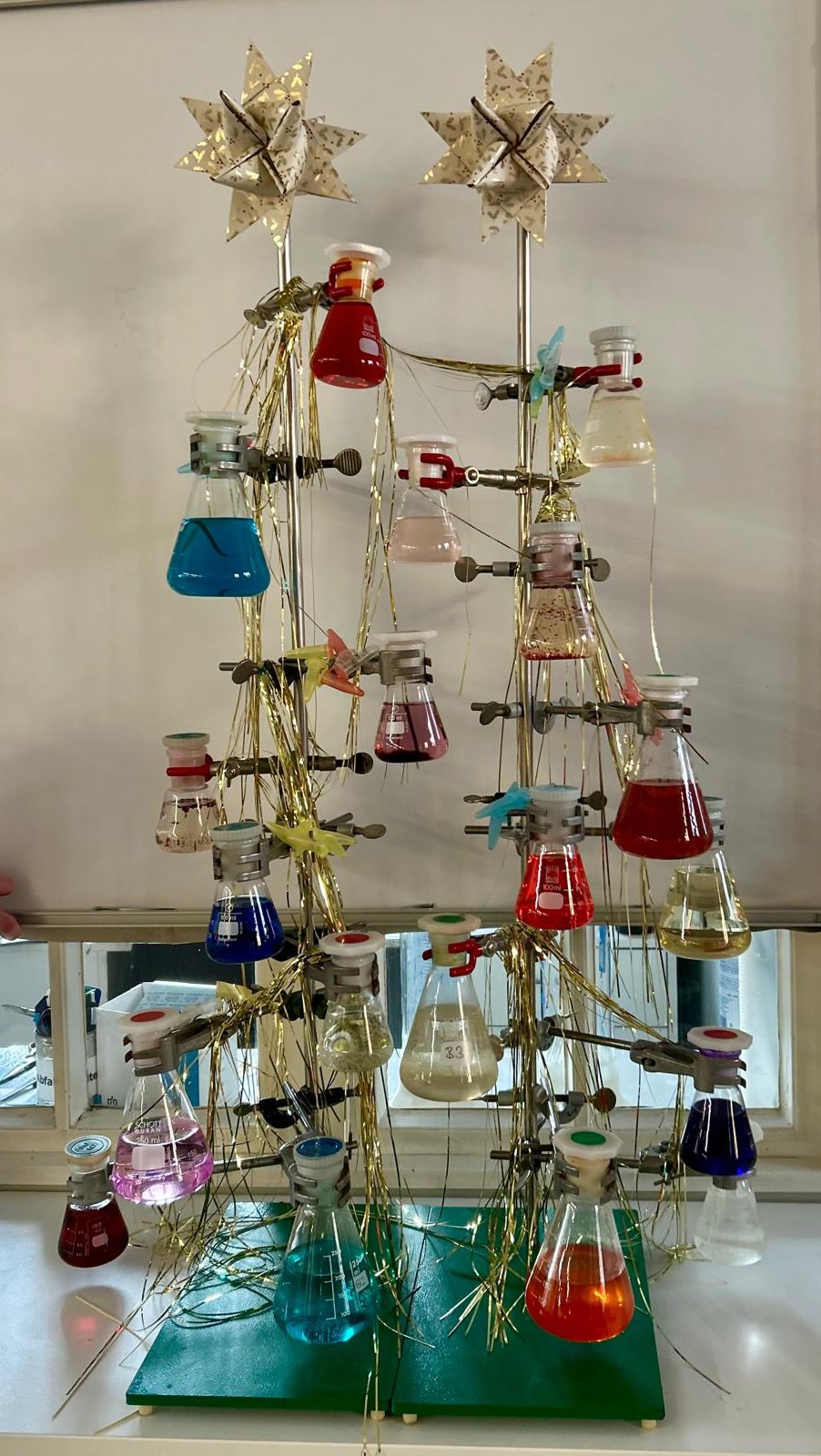 ✨Frohe Weihnachten euch allen ✨

Friedliche, muntere und stimmungsvolle Stunden und Tage wünschen wir euch mit diesem großartigen Weihnachtsbaum aus dem #Chemielabor in #Braunschweig! 🤩🎄🧪

#wirbildenaus #derbestemixauspraxisundtheorie #lüneburg