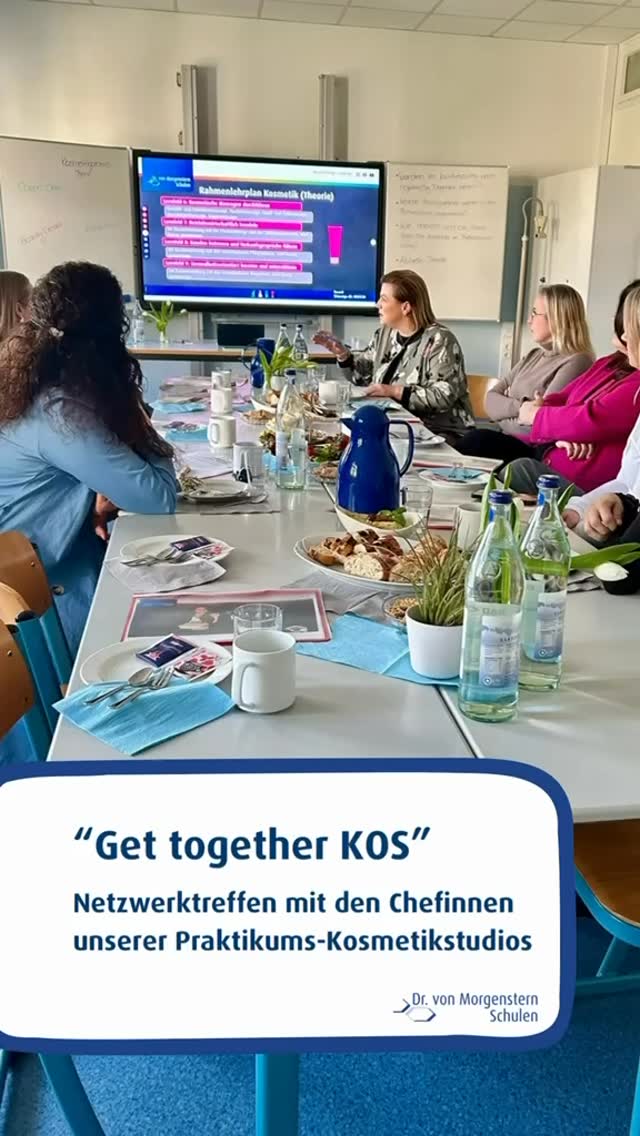 ✨Ein Abend voller Austausch, Einblicke und echter Verbindungen ✨

In Braunschweig durften wir die Chefinnen der Kosmetikstudios bei uns begrüßen, in denen unsere SchülerInnen ihr Jahrespraktikum absolvieren. 

Gemeinsam haben wir über aktuelle Themen in der Ausbildung gesprochen, Inhalte vorgestellt und darüber diskutiert, welche Anpassungen und Wünsche es für die Zukunft gibt.

Der offene Dialog, die spannenden Perspektiven und die vielen inspirierenden Gespräche haben einmal mehr gezeigt, wie wichtig Vernetzung in der Kosmetikbranche ist 🤍

Vielen Dank an @relax4mekosmetikinstitut, @carpediem_kosmetiksalon_dalgic und @beautydream_bs für den regen Austausch und die tollen Unterhaltungen!

Gemeinsam gestalten wir die Zukunft der Ausbildung 💫

#kosmetikausbildung #netzwerken #beautybranche #ausbildung kosmetik
