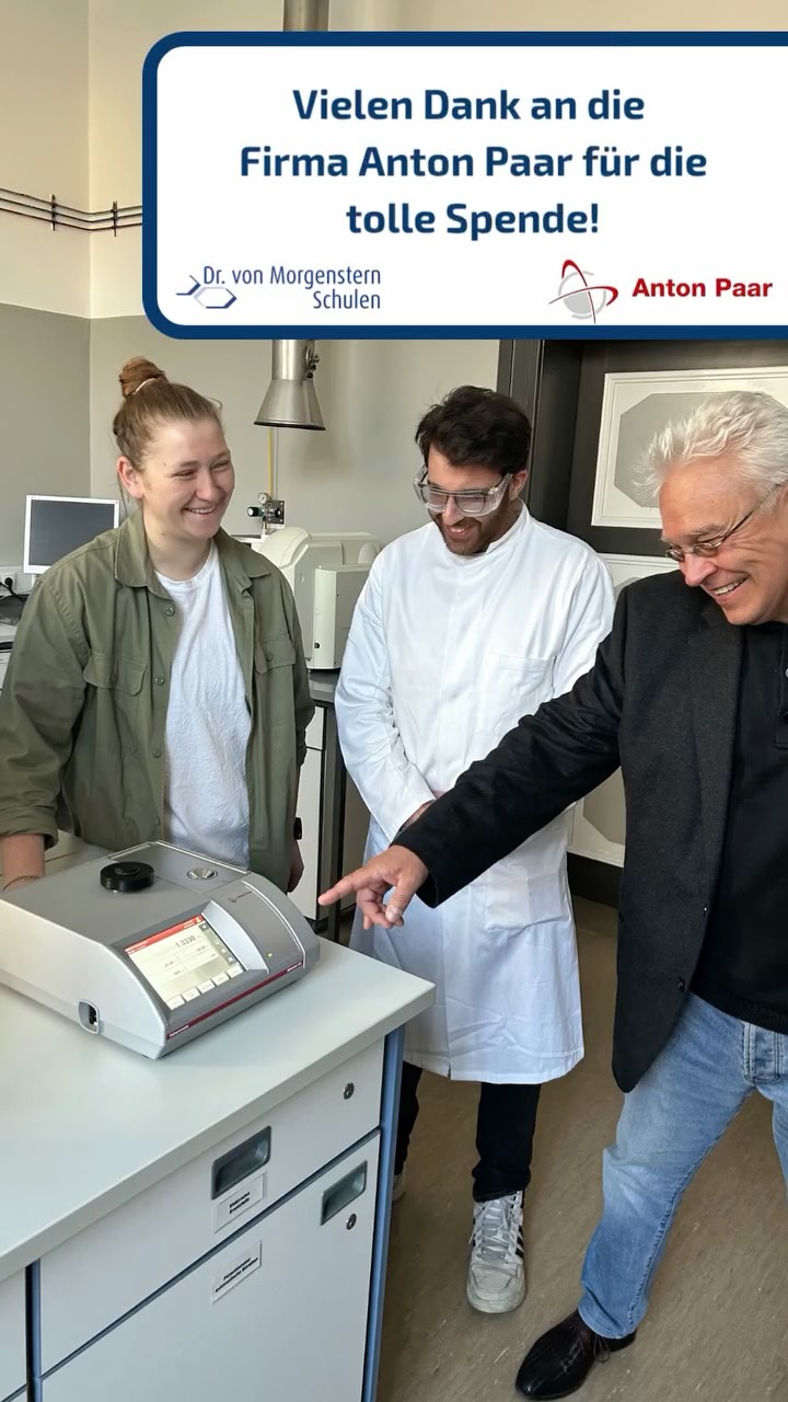 Wir freuen uns über ein neues Refraktometer für die Instrumentelle Analytik in unserem Chemielabor – eine tolle Spende der Firma @antonpaar. Vielen herzlichen Dank! 🙏🏻
 
🔬 Was ist eigentlich ein #Refraktometer? ✨

Ein Refraktometer ist ein kleines Messgerät mit großer Wirkung: Es bestimmt, wie stark Licht gebrochen wird, wenn es durch eine Flüssigkeit oder ein Material geht.
Klingt kompliziert? Ist es gar nicht 😉 👉: Je nachdem, wie stark das Licht „abbiegt“, kann man Rückschlüsse auf den Inhalt ziehen – zum Beispiel auf den Zuckergehalt in Saft oder Wein 🍇 oder die Salzkonzentration im Wasser 💧
Deshalb wird das Refraktometer in vielen Bereichen eingesetzt:

✅ Lebensmittel- und Getränkeindustrie (zum Messen von Zuckergehalt)
✅ Automobilindustrie (zum Prüfen von Kühl- und Frostschutzmitteln)
✅ Pharmaindustrie (z.B. zur Prüfung der Wirkstoff-Konzentration)
 
Kurz gesagt: Mit einem Refraktometer kannst du schnell und einfach herausfinden, was „drin steckt“ – ganz ohne aufwändige Tests.
#Wissen #Technik #ScienceEasy