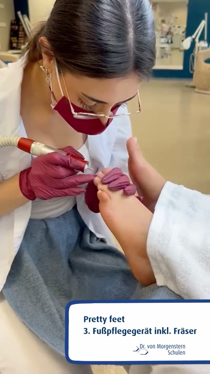 ✨ Skin & Shine – Praxisalltag in der Kosmetik-Ausbildung ✨

Heute: Pretty Feet 🦶💖

Gepflegte Nägel, sanft geglättete Hornhaut und eine entspannende Fußmassage – so werden aus müden Füßen echte Hingucker. 

Praxisnah lernen, professionell arbeiten – das bieten wir dir an unseren Standorten in Lüneburg und Braunschweig. 🤩

#KosmetikAusbildung #Lüneburg #Braunschweig #DrVonMorgensternSchulen #wirbildenaus