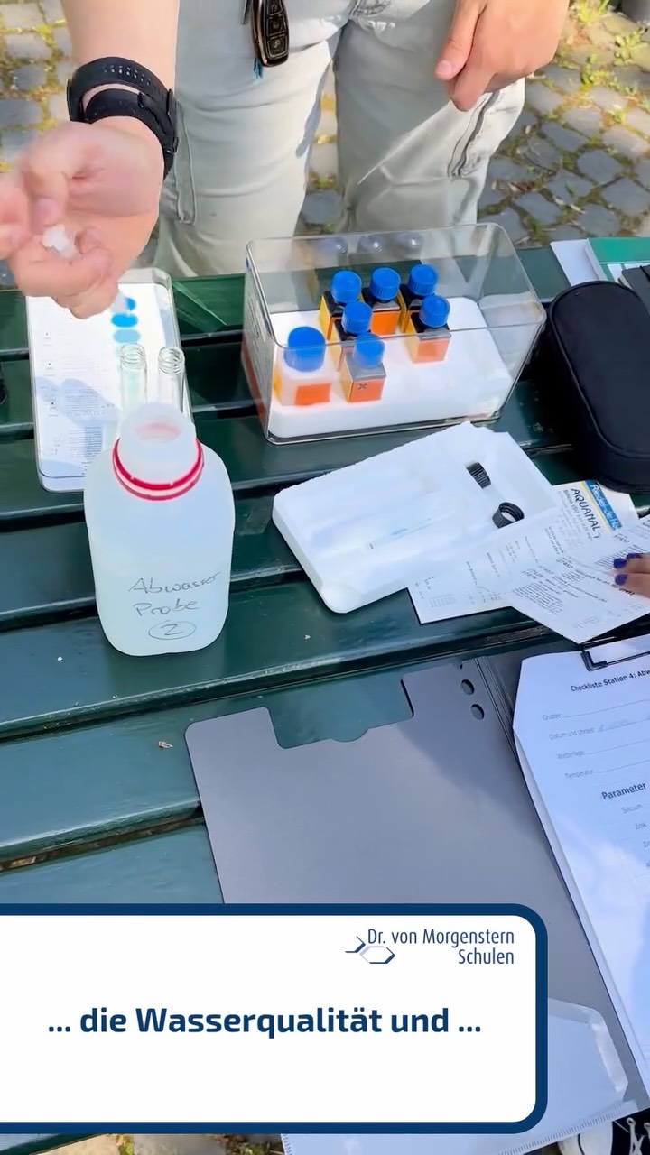 🔎🧪Umweltanalytik praktisch erleben🧪🔍

Beim Ökologie-Praktikum im Schulgarten Braunschweig fand der Unterricht für unsere BTAs und CTAs direkt draußen in der Natur statt.

In Gruppen untersuchten unsere Azubis Bodenproben, analysierten Wasser aus dem Dowesee und beobachteten die Flora & Fauna direkt vor Ort. 🌱🐞
Ein Tag voller Beobachtungen, Analysen und praktischer Einblicke in die Umweltanalytik – eine tolle Gelegenheit, das theoretische Wissen direkt anzuwenden. 🌿

#Umweltanalytik  #Braunschweig #Naturwissenschaften #BTA #CTA