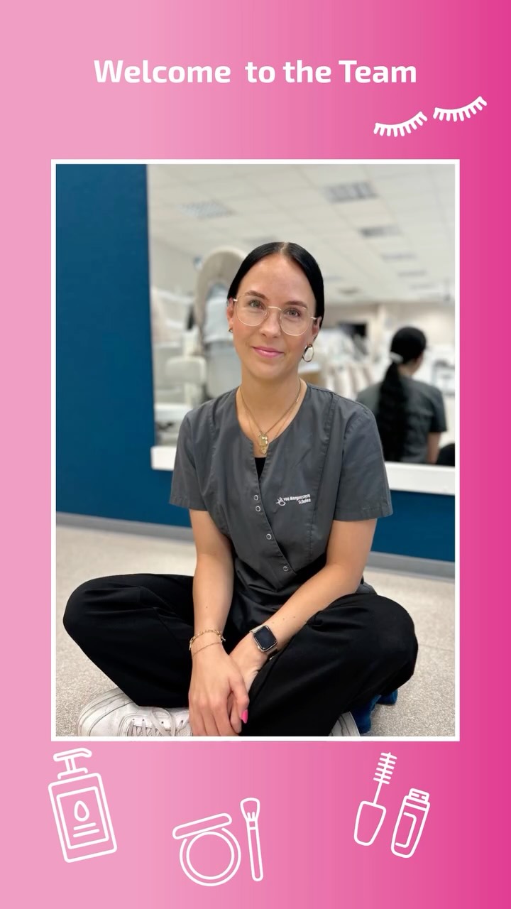 ✨ One Team. New Chapter. ✨
👋 Danke für alles!
💖 Willkommen im Team in Lüneburg! Ein Kapitel geht zu Ende, ein neues beginnt. ✨
Heute sagen wir Danke an Frau Welsch, eine tolle Kollegin aus unserem Kosmetik-Praxisteam – für ihre Leidenschaft, ihr Know-how und die vielen besonderen Momente mit unseren Schüler*innen. 💐🤍
Und gleichzeitig heißt es:
🎉 Welcome to the Team Frau Kleissendorf!
Wir freuen uns riesig auf frische Impulse, neue Ideen und eine spannende gemeinsame Zeit mit unserer neuen Kollegin. 💄✨
Frau Kleissendorf: „Ich bin Kosmetikerin geworden, weil ich es unter anderem liebe zu sehen, wie sich ein Kunden-Hautbild verbessert. Ich möchte meine Erfahrungen aus der Praxis an die Auszubildenden in Lüneburg weitergeben.“ 💫
#NewChapter #TeamKosmetik #WelcomeToTheTeam #GlowUp #KosmetikAusbildung