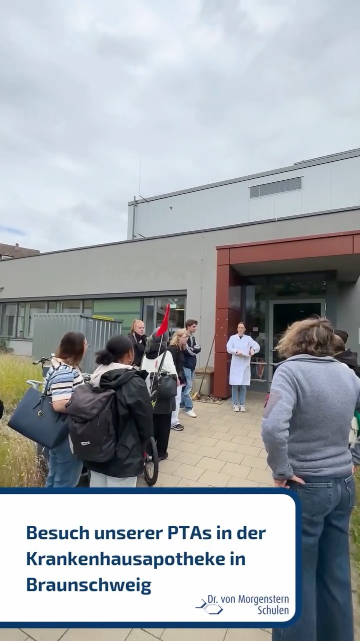 💊 Wie läuft eigentlich die Arbeit in einer Krankenhausapotheke ab?
Unsere PTAs durften einen Blick hinter die Kulissen der Apotheke des @klinikumbs in Braunschweig werfen 👀🏥
Von der Versorgung der Stationen über die Lagerung von Medikamenten bis hin zur Herstellung und Qualitätskontrolle im Labor – wir haben spannende Einblicke in die vielfältigen Aufgaben einer Krankenhausapotheke bekommen.
Ein Besuch, der gezeigt hat, wie abwechslungsreich und verantwortungsvoll der PTA-Beruf sein kann! 🙌
Dicken Dank für die interessante Führung und die spannenden Einblicke in den Berufsalltag.✨
#PTAAusbildung #Krankenhausapotheke