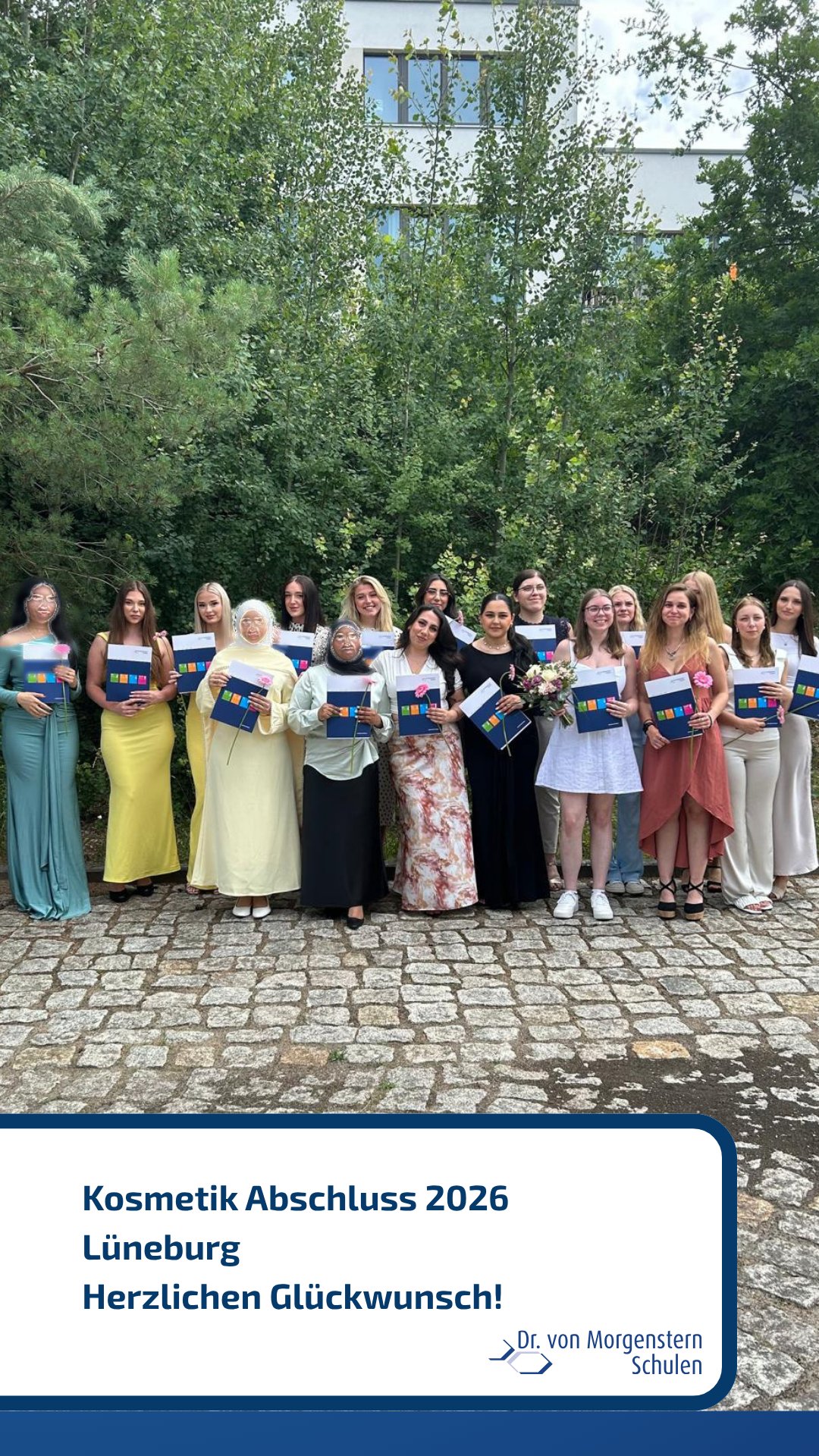 🎓✨ Herzlichen Glückwunsch an unsere staatlich geprüften Kosmetikerinnen! ✨💆♀️
Mit der feierlichen Zeugnisübergabe in Lüneburg endet ein bedeutender Ausbildungsabschnitt – und gleichzeitig beginnt ein neuer, spannender Weg voller Möglichkeiten.
Ihr habt mit Engagement, Ausdauer und Leidenschaft auf diesen Moment hingearbeitet. Darauf könnt ihr stolz sein! Wir wünschen euch für euren beruflichen und persönlichen Weg viel Erfolg, Freude und viele inspirierende Begegnungen.
Vielen Dank an alle Lehrkräfte, Praxisbetriebe, Familien und Unterstützerinnen und Unterstützer, die unsere Absolventinnen auf diesem Weg begleitet haben. 💐
Alles Gute für eure Zukunft – wir freuen uns darauf zu sehen, wohin euch euer Weg führt! 💙
#Kosmetikerin #StaatlichGeprüft #Beautybranche #Karrierestart #HerzlichenGlückwunsch
