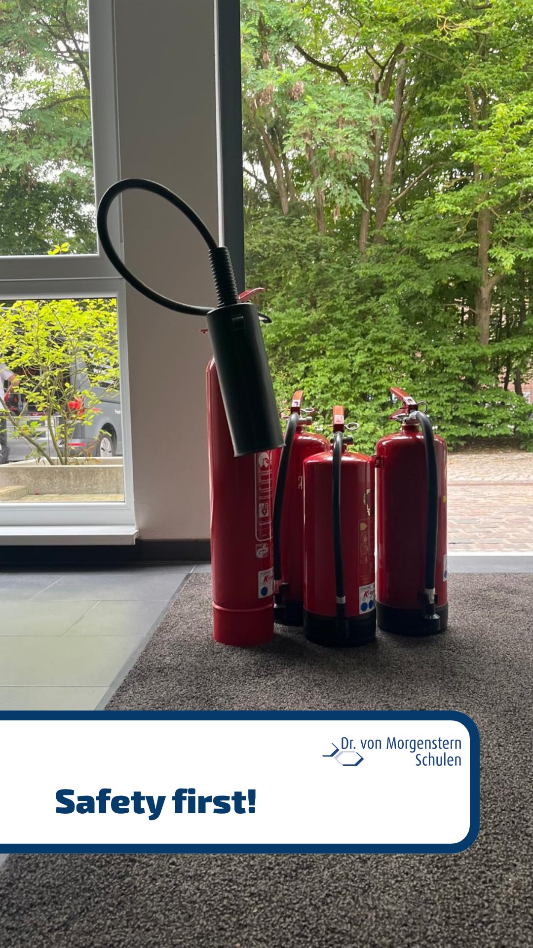 Sicherheit im Hintergrund, Schutz im Vordergrund. 🔥✅
Unsere Feuerlöscher sind geprüft, unsere Brandschutztüren bereit – damit wir uns in unserer Schule sicher fühlen können. 🧯✨
#SafetyFirst #Brandschutz #Schulsicherheit #UnsereSchule