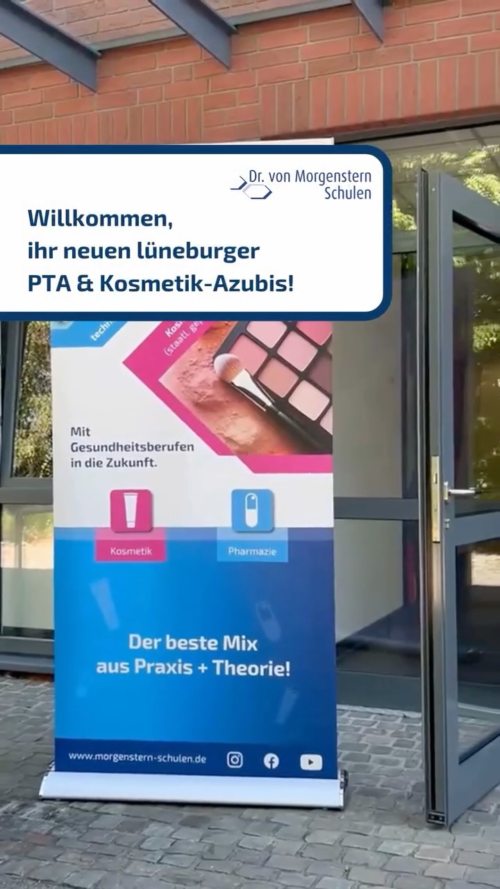 🎓✨ Herzlich willkommen an den Dr. von Morgenstern Schulen in Lüneburg! ✨🎓
Der Schulstart ist geschafft – und wir freuen uns riesig über unsere neuen PTA- und Kosmetik-Schüler*innen! 🧪💊💄
Ein neuer Lebensabschnitt beginnt: neue Mitschüler*innen, neue Fächer, neue Herausforderungen und ganz viele spannende Erfahrungen warten auf euch. 🥰
Ob Labor, Arzneimittel & Beratung 🧪💊 oder Haut, Kosmetik & Wellness 💆♀️✨ – bei uns verbindet ihr Theorie mit ganz viel Praxis und bereitet euch Schritt für Schritt auf euren Traumberuf vor.
Und am Montag geht es dann auch für unsere Schüler*innen aus dem 2. Ausbildungsjahr wieder los! 🎒📚 Nach den Ferien heißt es: zurück in den Schulalltag, alte Gesichter wiedersehen und gemeinsam die Ausbildung weiter rocken. 💪✨
Wir wünschen euch allen einen tollen Start, eine spannende Ausbildungszeit und ganz viele schöne Momente an unserer Schule! ❤️
Schön, dass ihr da seid!
Wir freuen uns auf die gemeinsame Zeit mit euch!
Du möchtest in Lüneburg noch einsteigen? Dann fix bei uns melden - da geht vielleicht noch was!
#DrVonMorgensternSchule #Ausbildungsstart #PTA #Kosmetik #Berufsstart