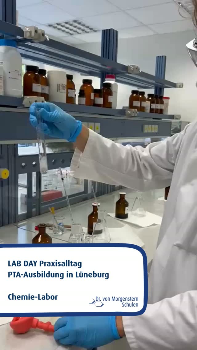 🧪 Chemie, die sichtbar wird! 🔬
Heute wird’s spannend im Labor: Wir beschäftigen uns mit dem Nachweis von Kaliumacetat und entdecken, wie chemische Analytik in der Praxis funktioniert. ⚗️✨
Beobachten, experimentieren und verstehen – genau das macht unsere Ausbildung so abwechslungsreich! 💡
Du möchtest selbst im Labor experimentieren und Naturwissenschaften hautnah erleben? Dann entdecke die PTA-Ausbildung bei uns in Lüneburg! 💊🧑🔬
#MorgensternSchulen #PTA #Chemie #Labor #Ausbildung